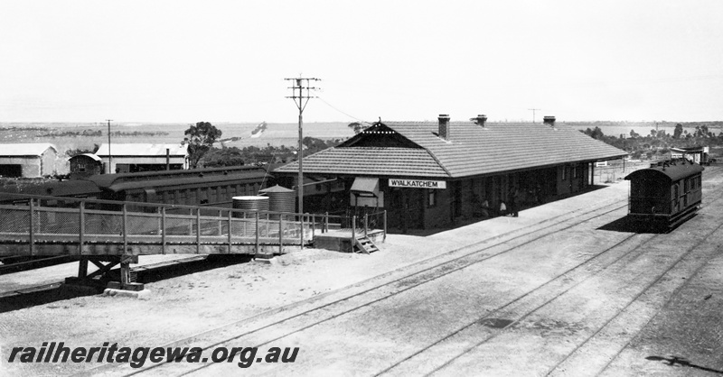 P23618
Station building, pedestrian ramp, van, tracks, town buildings, Wyalkatchem, GM line, view from elevated position
