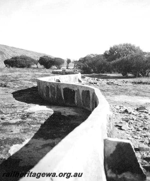 P23624
Dam wall construction, bush setting, ground level view

