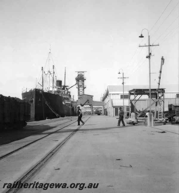 P23628
Ships, wharf, tracks, crane, workers, warehouses, Fremantle Wharf, ER line, view from wharf level
