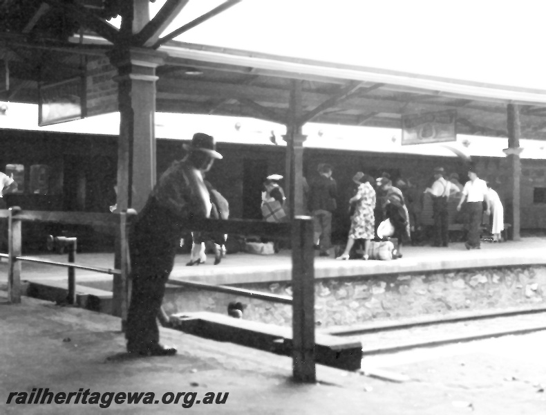 P23636
Dock platform, canopy, passengers, Kalgoorlie, EGR line, view from platform
