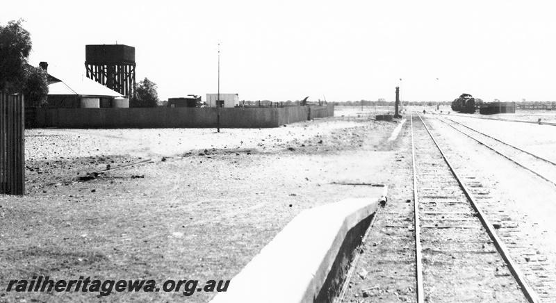 P23637
Platform end, water tower, house, tracks, signal, Malcolm, KL line, view along track from platform
