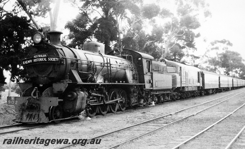 P23644
W class 902, X class 1009, double heading ARHS Reso train, front and side view
