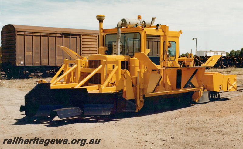 P23647
Ballast regulator, WBAX class van, Midland, ER line, end and side view
