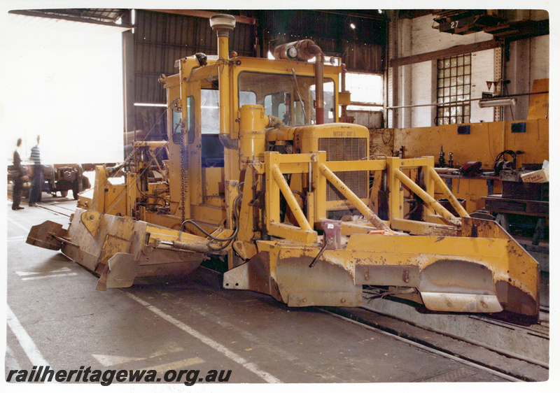 P23648
Ballast regulator, interior of shed, workers, Midland ER line, side and end view
