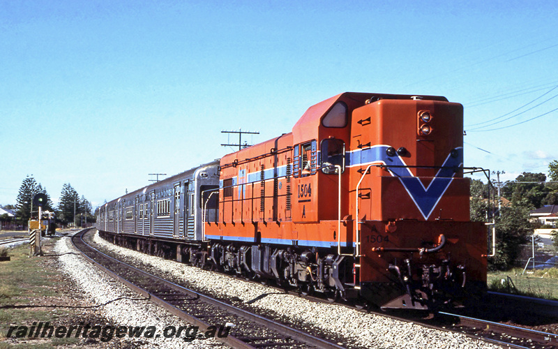 P23657
A class 1504, on passenger train of stainless steel carriages, signal, Cottesloe, ER line, side and front view
