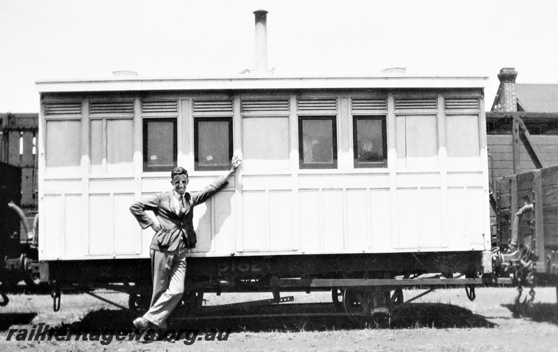 P23666
DW class carriage 5182, man with initials HTW leaning against carriage, Kojarena, NR line, side view
