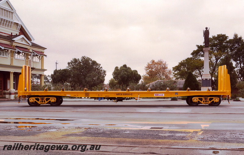 P23694
WFEX class 33100 standard gauge flat wagon with adjustable bulkhead - side view
