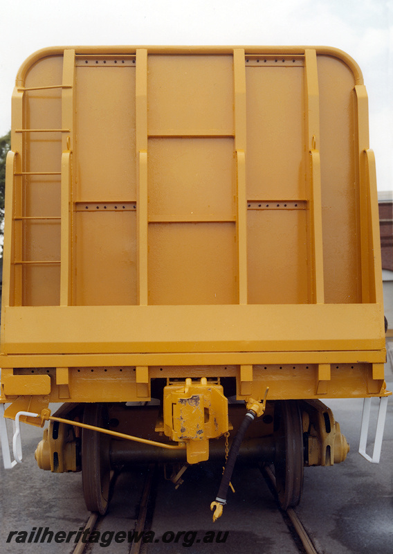 P23695
WFEX class 33100 standard gauge flat wagon with adjustable bulkhead - end view
