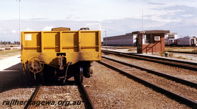 P23700
WGL class standard gauge nickel matte wagon  - end view
