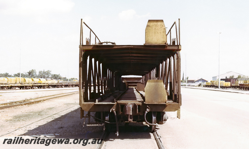 P23707
WMFX class  standard gauge double deck motor vehicle carrying wagon - end view
