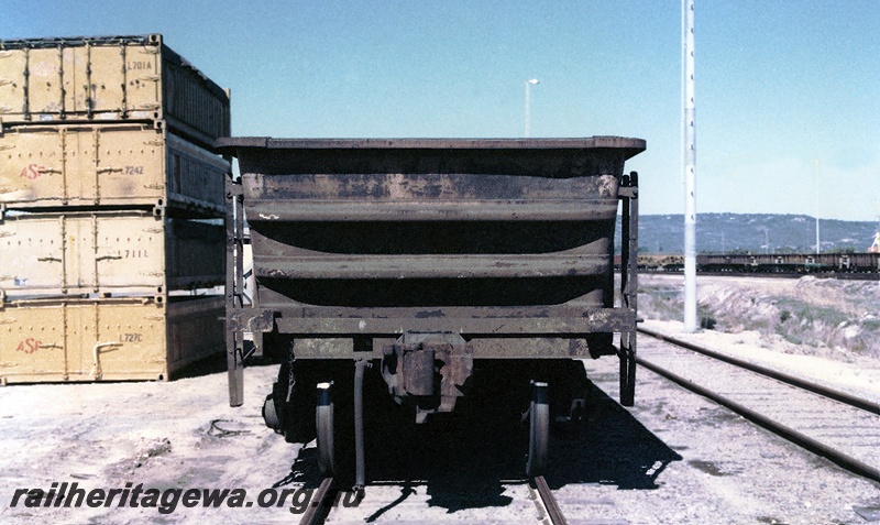 P23708
WOA class standard gauge iron ore wagon- end view
