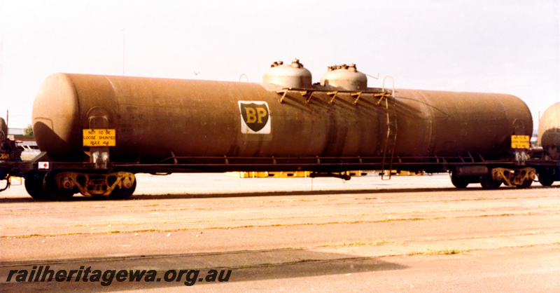 P23737
WJG class BP fuel tanker standard gauge - side view
