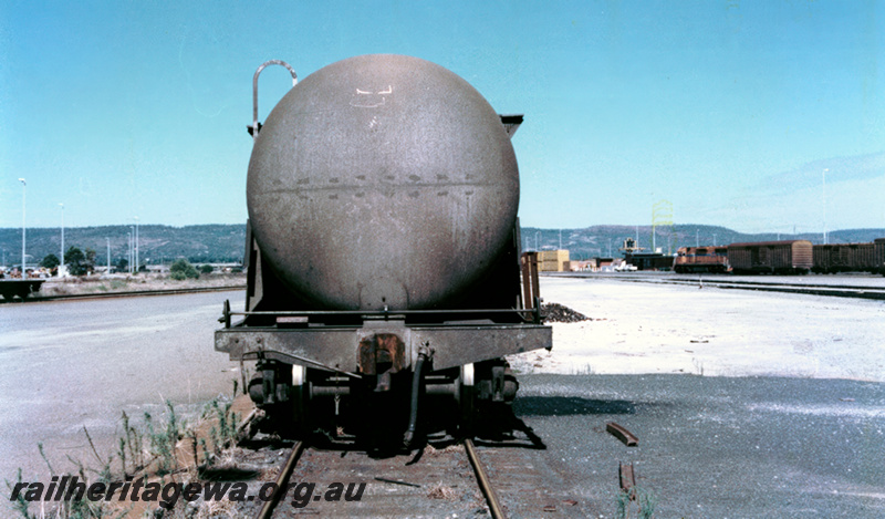 P23741
WJK class BP fuel tanker standard  gauge -  end view
