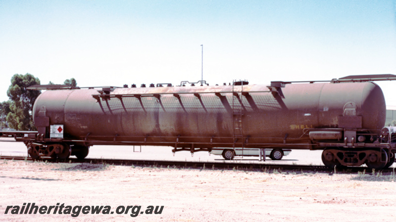 P23742
WJL class  Shell fuel tanker standard gauge - side view
