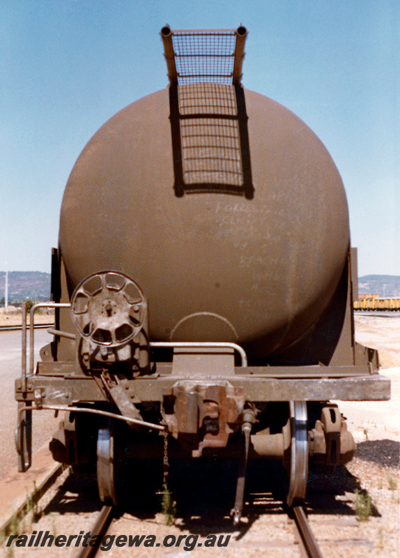P23743
WJL class  Shell fuel tanker standard gauge - end view
