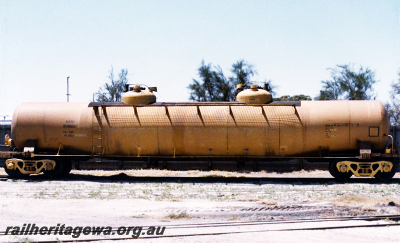 P23748
WST class 30671  fuel tanker standard gauge - side view
