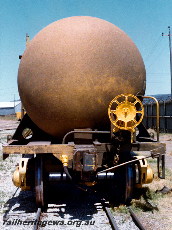P23749
WST class 30671  fuel tanker standard gauge - end view
