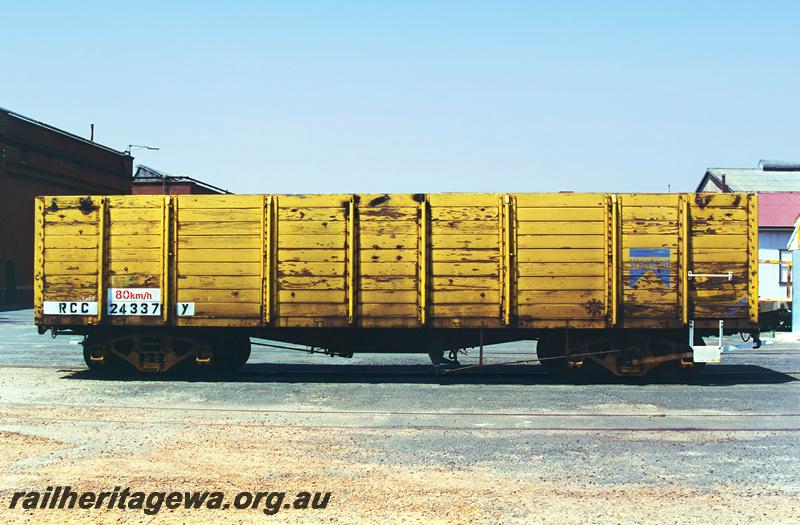 P23753
RCC class wagon 24337Y, side view
