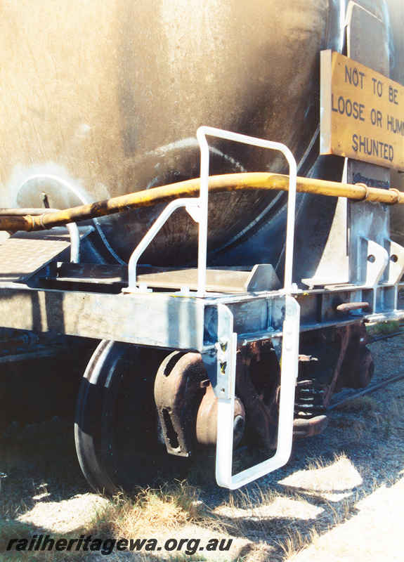 P23756
JPBA class tanker wagon 14589-X (corner), end and side view, close up of step, handrail
