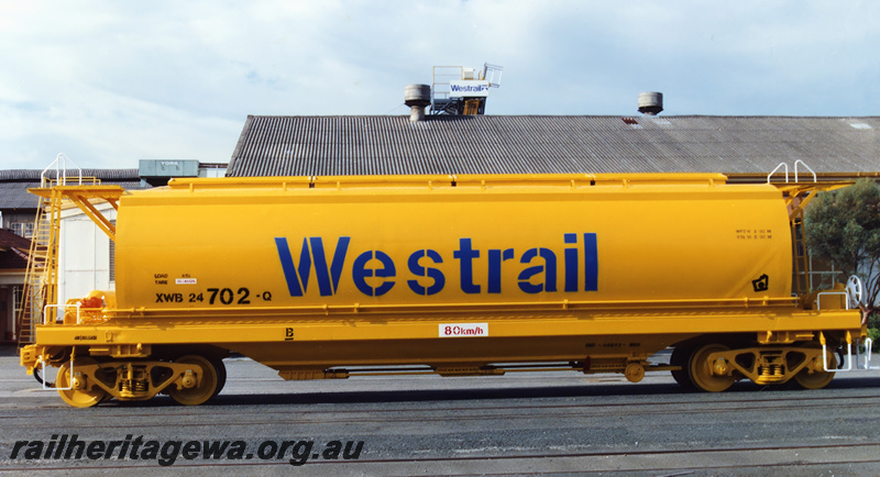 P23757
XWB class hopper wagon 24702Q, side view
