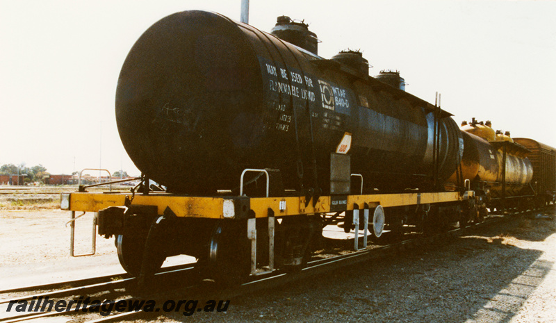 P23759
WTAF class tanker wagon 640D, end and side view

