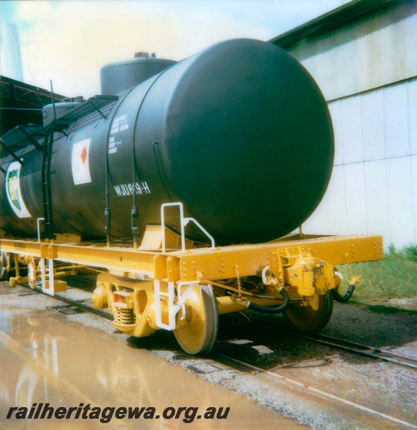 P23765
WJU class BP tanker wagon 619 (part) , side and end view
