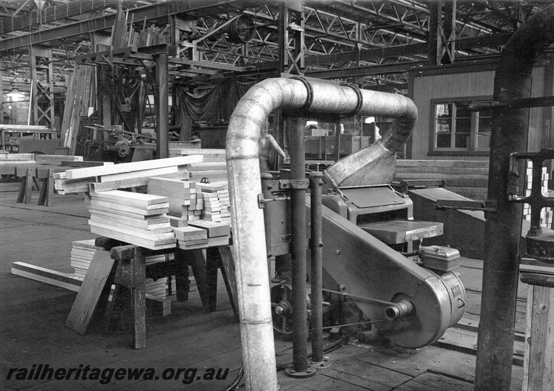 P23822
Robinsons Panelling Machine, cut timber, inside Midland Workshops, Midland, ER line, close up view
