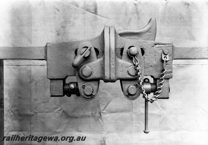 P23833
Draw gear, screw adjusting type, Midland workshops, Midland, ER line, side view
