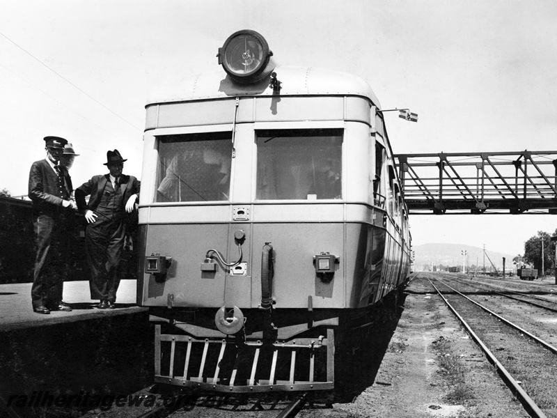 P23834
ADE class railcar, with rear view mirror, driver, group of rail employees on platform, overhead footbridge, Midland workshops, Midland, ER line, front view
