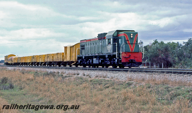 P23874
A class 1507, on goods train, loading from sidings at Bassendean and Ashfield, South Guildford, ER line, side and front view
