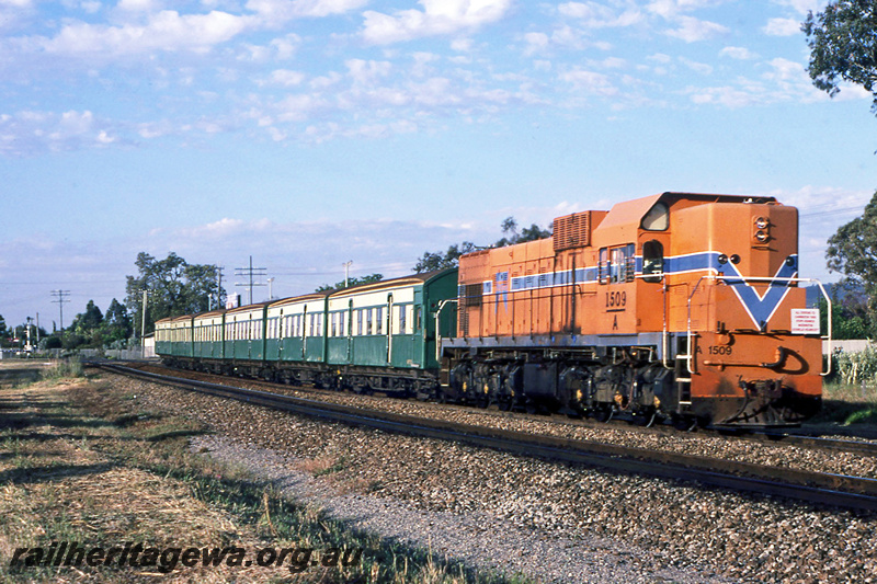 P23876
A class 1509, on suburban passenger train, bound for Armadale, level crossing, Stokely, SWR line, side and front view
