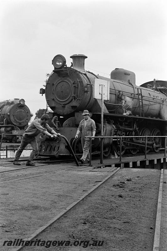 P23888
S class 545, W class 953 on turntable, worker turning the bridge, loco depot, Bunbury, SWR line, front and side view
