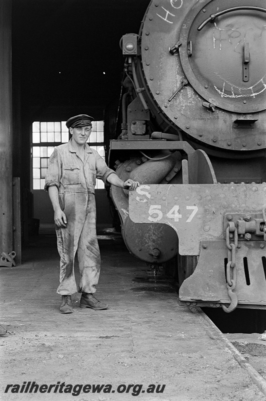 P23891
S class 547, driver in overalls, cap and boots, roundhouse, Bunbury, SWR line, front view from track level
