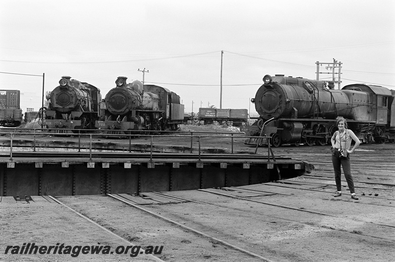 P23892
W class 913, PMR class 722, GC class wagon 8647 with 