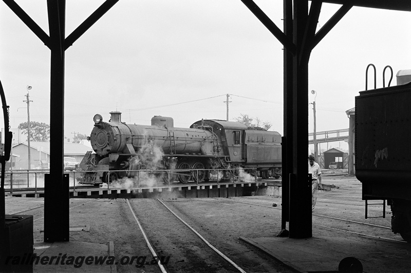 P23893
W class 953 on turntable, worker, overhead footbridge, loco depot,  Bunbury, SWR line, front and side view
