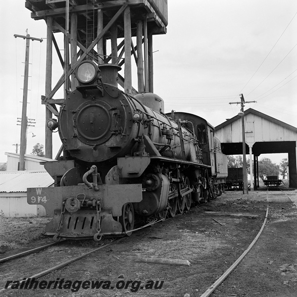 P23899
W class 914, water tank, shed, loco depot, Brunswick Junction, SWR line, front and side view
