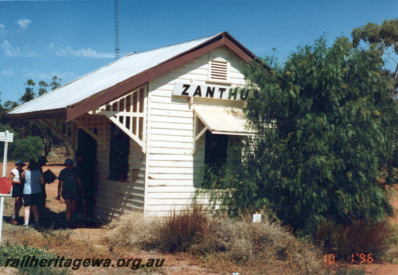 P23907
Station building, Zanthus, TAR line, front and end view
