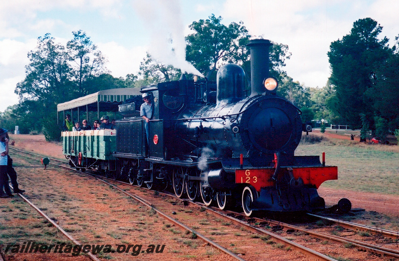 P23911
G class 123 with a RA class wagon with a canopy arriving at Dwellingup, PN line, side and front view of the loco and train
