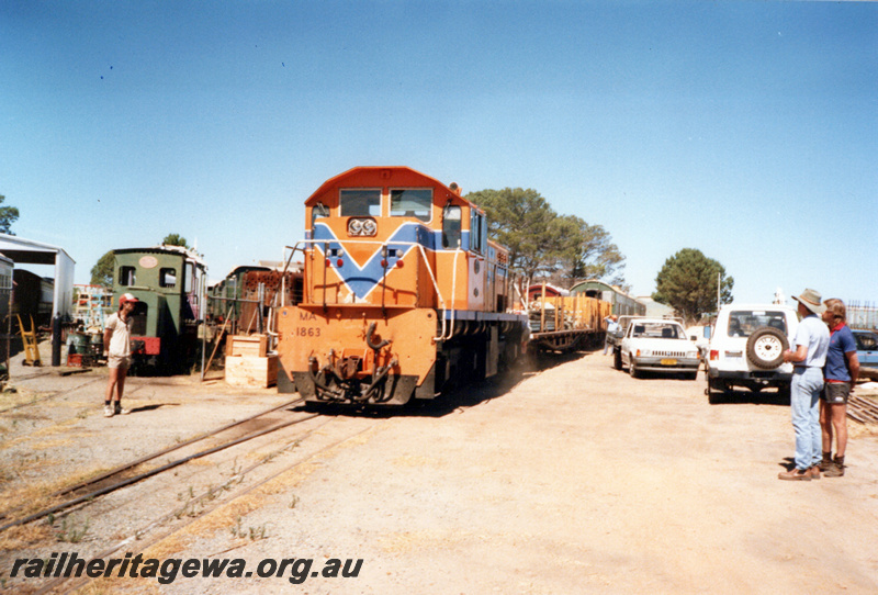 P23924
MA class 1863, Westrail orange with the blue stripe livery, Rail Transport Museum, arrival of the Albany canopy at the museum, 
