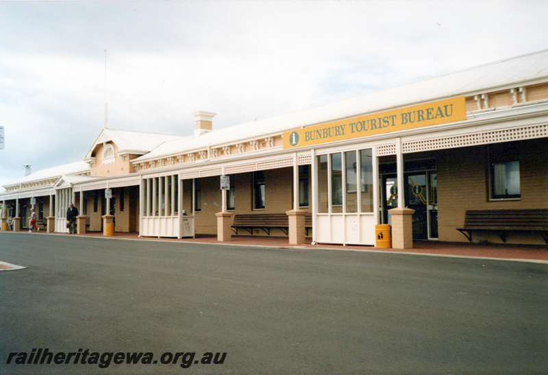 P23927
Bunbury Tourist Bureau located in the disused station building, Bunbury, SWR line, streetside view
