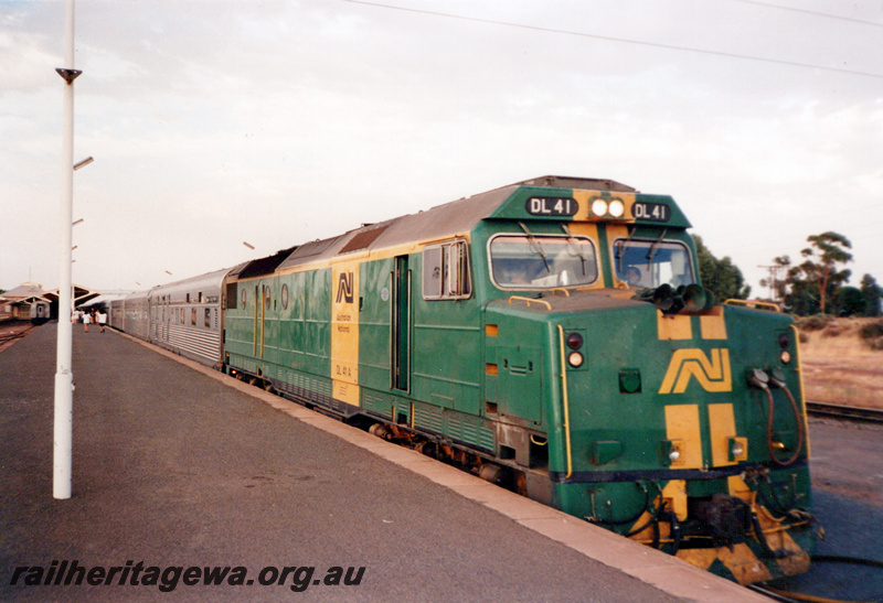 P23930
Australian National DL class 41, green with yellow stripe livery, Kalgoorlie station, side and front view of the loco and train
