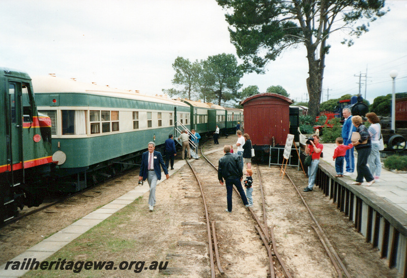 P23935
AN class 413 Vice Regal carriage arriving at the Rail Transport Museum, life  member, the late Noel Zeplin in the foreground, view along the platform
