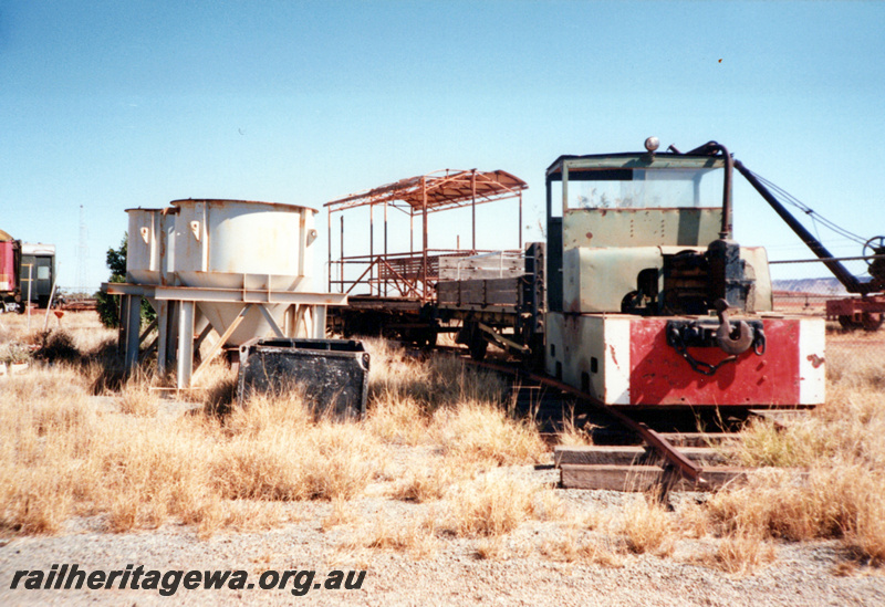 P23936
PW class 22 jetty locomotive, H class wagon and a four wheel open carriage with bench seats behind, 6 Mile Museum, Karratha, front and side view
