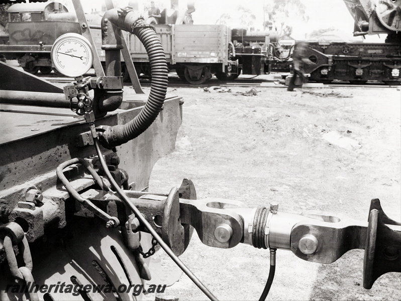P23939
Dynameter connecting a loco and another vehicle, for testing drawbar effort , view of the dynameter showing the dial
