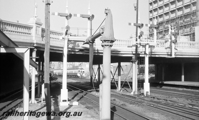P23946
DMU railcar set, bracket signals, water crane, road bridge, city building, Perth station, ER line, view from adjacent platform 
