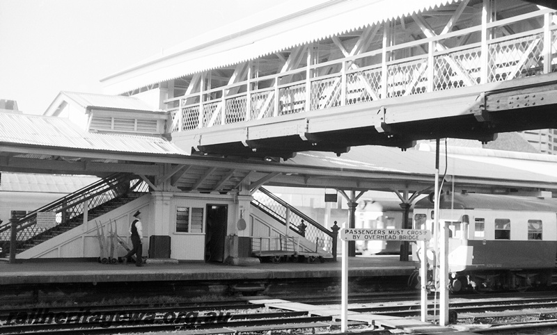 P23951
DMU railcar set (front), platform, canopy, station attendant's room, overhead footbridge, station attendant, staff track crossing with sign 