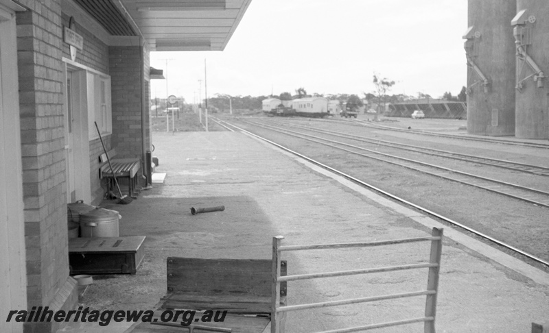 P23959
Station building, platform, seat, trolleys, silos, yard, carriages, wagons, tracks, Three Springs, MR line, view from platform
