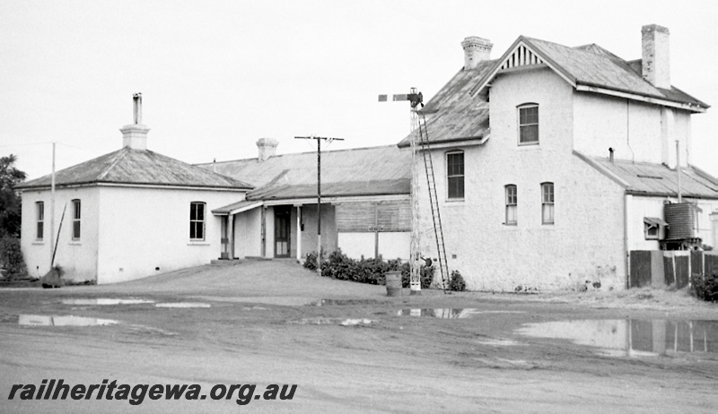 P23966
Station building, signal, carpark, Walkaway, MR line, view from carpark
