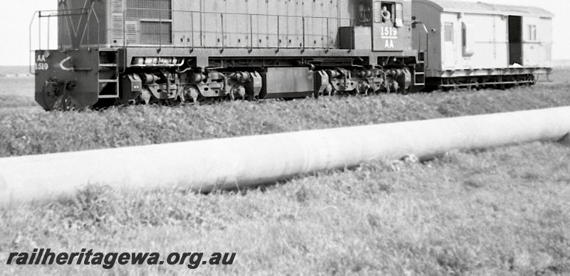 P23967
AA class 1519 (top part of photo cut off), van, pipeline, between Narngulu and Walkaway, MR line, end and side view from ground level
