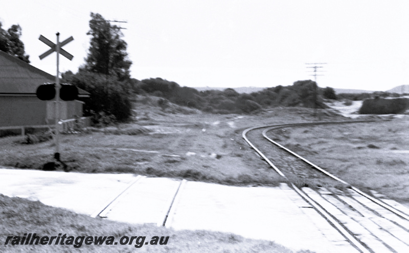P23978
Main line to Narngulu curving to the right, old link to Northampton in the roadway on the left, crossing, Bluff Point, GA line, view from trackside
